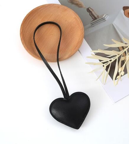 سلسلة مفاتيح على شكل قلب من الجلد مكونة من قطعتين من DESIAR للنساء والفتيات - إكسسوارات سلسلة مفاتيح على شكل قلب لطيفة لحقيبة اليد وحقيبة الظهر وحقيبة اليد (أحمر وأسود) in Kuwait