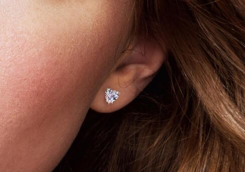 مجموعة Princess - "القلب المتلألئ" - أقراط على شكل قلب مقاس 6 × 6 مم (2.89 قيراط/زوج) زركونيا مكعبة مطلية بالذهب عيار 22 قيراط للأذنين الحساسة in Kuwait