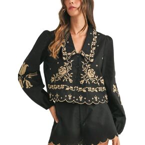 بلوزة قصيرة الأكمام مطرزة بالزهور وياقة على شكل V وزر للأسفل in Kuwait