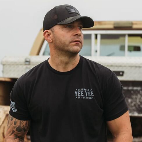 قبعة Yee Yee Apparel Freedom Camo - قبعة سوداء مموهة لسائقي الشاحنات مع سناب باك قابل للتعديل وشبكة خلفية، قبعة كبس للرجال مع رقعة ملابس، حافة منحنية مسبقًا in Kuwait