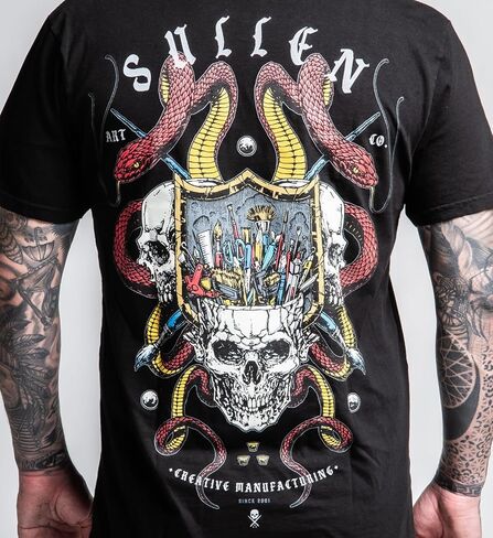 تي شيرت Sullen الرجالي ذو الرؤوس الثلاثية من سلسلة Day Day Tattoo Lifestyle Graphic من القطن الفاخر بأكمام قصيرة in Saudi Arabia