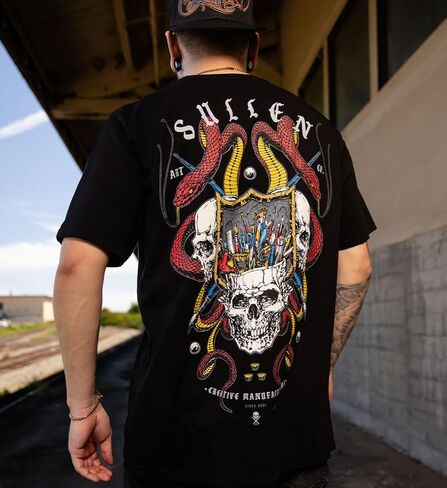 تي شيرت Sullen الرجالي ذو الرؤوس الثلاثية من سلسلة Day Day Tattoo Lifestyle Graphic من القطن الفاخر بأكمام قصيرة in Saudi Arabia
