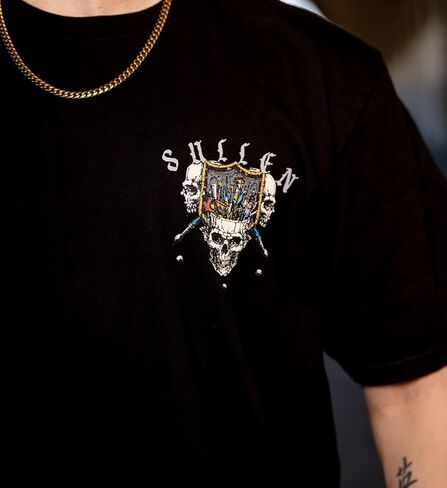 تي شيرت Sullen الرجالي ذو الرؤوس الثلاثية من سلسلة Day Day Tattoo Lifestyle Graphic من القطن الفاخر بأكمام قصيرة in Saudi Arabia