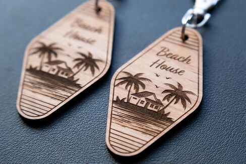 ميدالية مفاتيح بيت العطلة - قطعتين - ميدالية مفاتيح خشبية محفورة بالليزر - هدية منزل صغير (بيت الشاطئ) in Kuwait