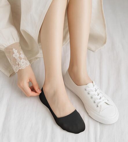 5 عبوات من الجوارب غير المرئية للنساء، غير قابلة للانزلاق، بطانة غير مرئية، جوارب حريرية رفيعة للأحذية المسطحة، بطانة خفيفة الوزن ومنخفضة القطع غير قابلة للانزلاق مخفية للنساء [3 عاري + 2 أسود] in Kuwait