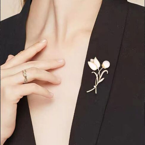 بروش زهرة التوليب اللطيفة دبوس من حجر الراين واللؤلؤ للنساء مجوهرات حفلات الربيع والصيف (أبيض) in Kuwait