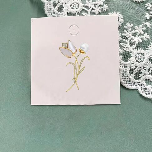 بروش زهرة التوليب اللطيفة دبوس من حجر الراين واللؤلؤ للنساء مجوهرات حفلات الربيع والصيف (أبيض) in Kuwait
