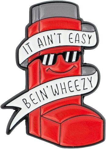 دبوس المينا المضحك من It Ain't Easy Bein' Wheezy، دبوس بروش للتوعية بصحة الجهاز التنفسي، شارة بروش نكتة للأمراض المزمنة، شارات طية صدر السترة للتوعية بالربو، هدية فكاهة ملعقة ساخرة، إكسسوارات مجوهرات فكاهة طبية in Kuwait