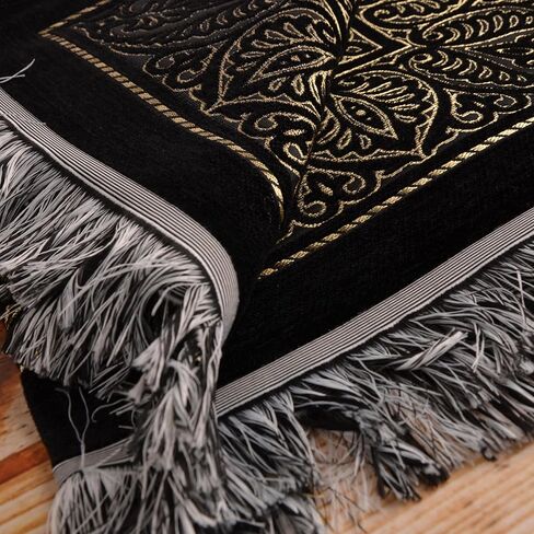 سجادة صلاة إسلامية مخملية سوداء فاخرة - جنماز ناعمة قابلة للطي لصلاح المسلم، سجادة صلاة محمولة بتصميم إسلامي أنيق - مثالية للسفر والحج والعمرة وهدية العيد in Kuwait