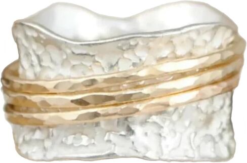 خاتم عريض ذو نسيج مطروق عتيق، عرض 15 مم من النحاس المزدوج المطلي (فضي وذهبي) مع حافة متموجة وترصيع سلك ذهبي ثلاثي in Kuwait