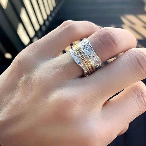 خاتم عريض ذو نسيج مطروق عتيق، عرض 15 مم من النحاس المزدوج المطلي (فضي وذهبي) مع حافة متموجة وترصيع سلك ذهبي ثلاثي in Kuwait