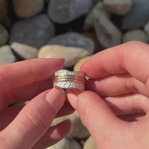 خاتم عريض ذو نسيج مطروق عتيق، عرض 15 مم من النحاس المزدوج المطلي (فضي وذهبي) مع حافة متموجة وترصيع سلك ذهبي ثلاثي in Kuwait