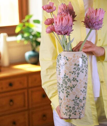 مزهرية كبيرة من السيراميك مرسومة يدويًا مقاس 11.5 بوصة - نباتات خضراء وأزهار صفراء، طلاء زجاجي مشقق وحافة عتيقة، أعمال فنية مستوحاة من الصين in Kuwait