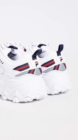 حذاء Oakmont TR للسيدات من Fila باللون الأبيض/الأحمر الداكن in Saudi Arabia