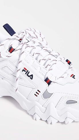 حذاء Oakmont TR للسيدات من Fila باللون الأبيض/الأحمر الداكن in Saudi Arabia
