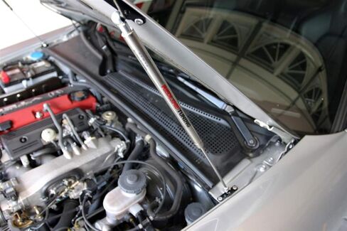 نظام Redline Tuning 21-18010-02 غطاء محرك السيارة QuickLIFT Plus متوافق مع Honda S2000 (جميع المكونات السوداء) in Saudi Arabia