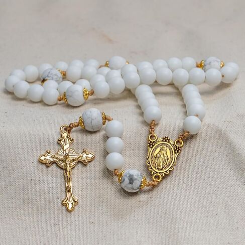 مسبحة كاثوليكية مع خرز من الأحجار الكريمة من الرخام الأبيض الطبيعي، وصليب نحاسي ذهبي أنيق وخرز صلاة كاثوليكية in Kuwait