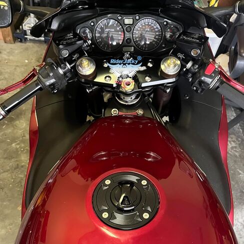 Keyless Gas Cap Fuel Tank Cover For Suzuki GSXR 600 GSXR-750 From 1994-to 2003 | GSXR1000 2001 2002 (Black) in Kuwait