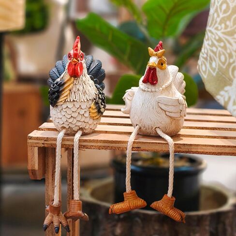 تماثيل دجاج مضحكة جالسة على الرف - تماثيل ديك المزرعة والدجاجة بأرجل متدلية - ديكور منزلي على سطح الطاولة ريفي، مطبخ، زخارف حديقة (مجموعة من 2) in Kuwait