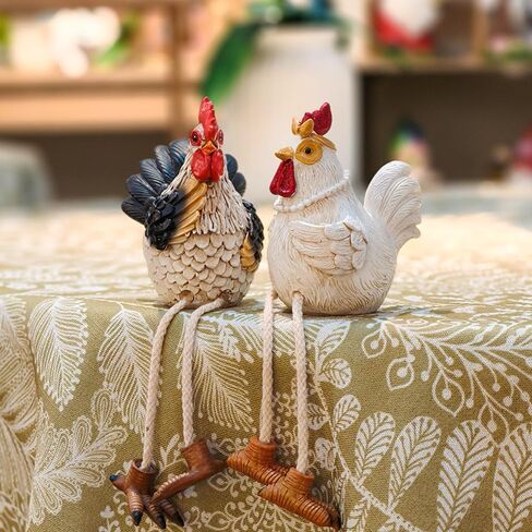 تماثيل دجاج مضحكة جالسة على الرف - تماثيل ديك المزرعة والدجاجة بأرجل متدلية - ديكور منزلي على سطح الطاولة ريفي، مطبخ، زخارف حديقة (مجموعة من 2) in Kuwait