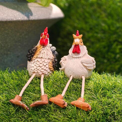 تماثيل دجاج مضحكة جالسة على الرف - تماثيل ديك المزرعة والدجاجة بأرجل متدلية - ديكور منزلي على سطح الطاولة ريفي، مطبخ، زخارف حديقة (مجموعة من 2) in Kuwait