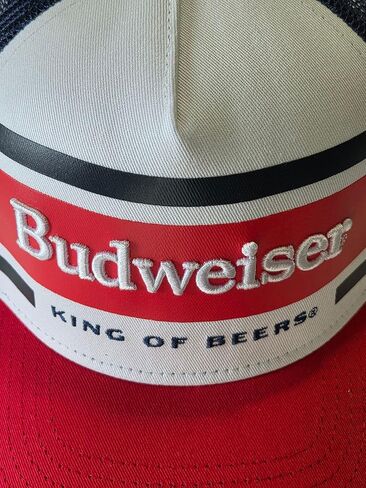 قبعة Budweiser King of Beers Trucker، قبعة Snapback شبكية حمراء وبحرية، لوحة أمامية بيضاء in Kuwait