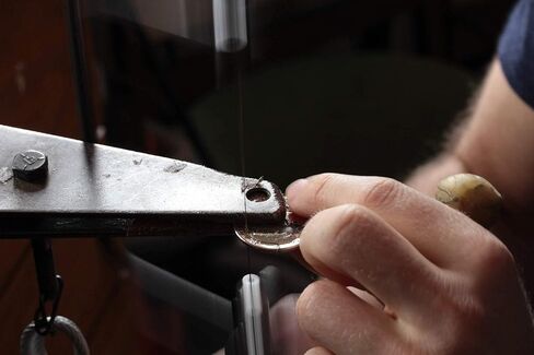 Ace of Spades، الأحرف الأولى المحفورة خصيصًا على الظهر، قلادة بطاقة اللعب، تصميم الأشياء بأسمائها الحقيقية المنقوشة، عملة مقطوعة يدويًا، بواسطة NameCoins in Kuwait