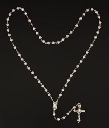 محفظة كريستيان ليفينغ فيرست كوميونيون باللون الأبيض مع لمسات شريطية ومجموعة هدايا ملحقة in Kuwait