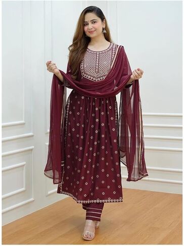 كورتا عصرية من Nayra Cut مع بنطلون ووشاح إلى مجموعة كورتي مكونة من 3 قطع مع تطريز للرقبة للنساء من RALIES in Kuwait