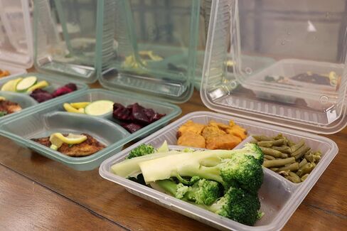 G.E.T. EC-16-1-JA-EC Eco-Takeouts, BPA Free, Green Reusable Plastic To-Go Boxes, 3-Compartment, 9"x9", Flat Top, Break Resistant, Dishwasher & Microwave safe (Pack of 4) in Kuwait