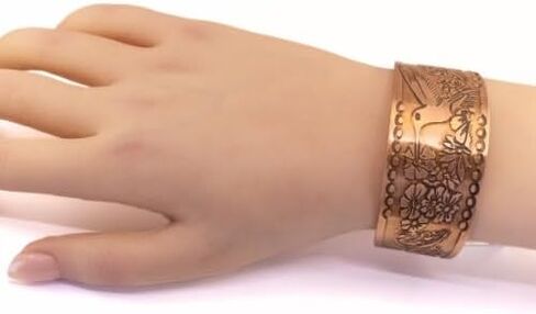 سوار من النحاس الصلب مع طائر طنان وزخارف نباتية، سوار الكفة المدبب ذو الطراز الريفي العتيق in Kuwait