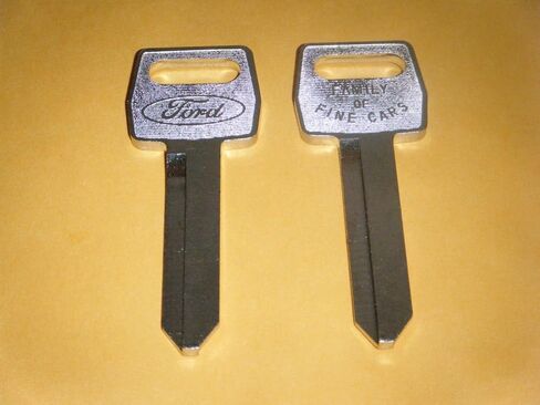 Strattec اثنين من الفراغات الرئيسية 1967 إلى 1992 الشاحنات اثنين من مفاتيح الإشعال in Kuwait