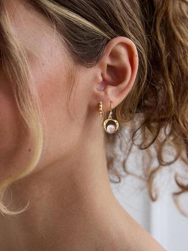 أقراط لؤلؤ أنيقة للنساء 18 قيراط مطلية بالذهب أقراط متدلية على شكل دائرة موبيوس مع لؤلؤ أبيض أنيق متدلي أقراط لحفلات الزفاف ملابس يومية أنيقة إكسسوارات مجوهرات in Kuwait