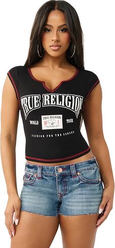 تي شيرت نسائي من True Religion على شكل حرف V من نوع Budda Baby - بلوزة قصيرة متماسكة مضلعة مع شعار مطبوع منتفخ وأكمام قصيرة in Saudi Arabia