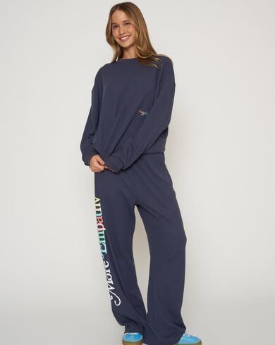 مجموعة مايفير – العالم يحتاج إلى المزيد من التعاطف وافل كلاسيك Crewneck – أزرق داكن in Kuwait