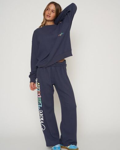 مجموعة مايفير – العالم يحتاج إلى المزيد من التعاطف وافل كلاسيك Crewneck – أزرق داكن in Kuwait