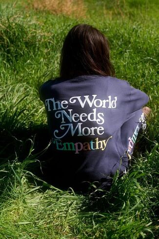 مجموعة مايفير – العالم يحتاج إلى المزيد من التعاطف وافل كلاسيك Crewneck – أزرق داكن in Kuwait