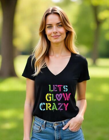 تي شيرت Let's Glow Crazy على شكل حرف V للنساء في الثمانينيات والتسعينيات من القرن الماضي بأكمام قصيرة ورسومات جرافيك in Kuwait