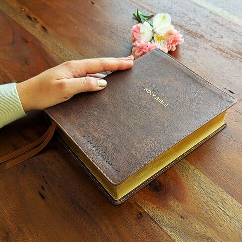 شخصية الكتاب المقدس يوميات NKJV | نسخة الملك جيمس الجديدة | اسم محفور مخصص | الكتاب المقدس لدراسة الهامش الواسع | هدية مسيحية للرجال والنساء in Kuwait