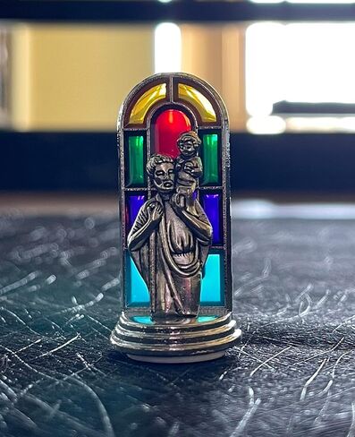 5 قطع تماثيل صغيرة مزيج سانت كريستوفر سانت مايكل العائلة المقدسة الرحمة الإلهية سيدة سيدة دينية تمثال أيقونة نافذة الكنيسة الملون خلفية ديكور المنزل زخرفة السيارة مع قاعدة قابلة لللصق in Kuwait