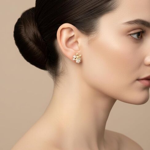 أقراط ذهبية أنيقة للنساء، أقراط صغيرة مطلية بالذهب عيار 14 قيراط على شكل زهرة مع لؤلؤ صناعي مكعب من الزركونيا، أقراط صغيرة خفيفة الوزن لا تسبب الحساسية للمناسبات اليومية الخاصة in Kuwait