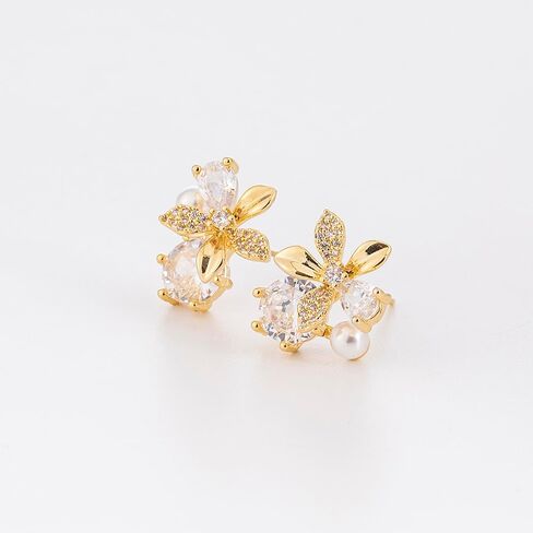 أقراط ذهبية أنيقة للنساء، أقراط صغيرة مطلية بالذهب عيار 14 قيراط على شكل زهرة مع لؤلؤ صناعي مكعب من الزركونيا، أقراط صغيرة خفيفة الوزن لا تسبب الحساسية للمناسبات اليومية الخاصة in Kuwait