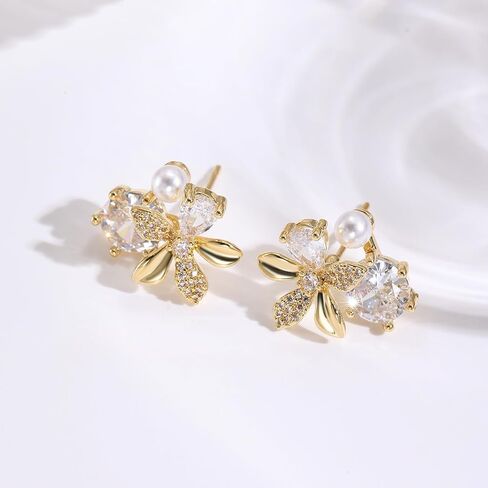 أقراط ذهبية أنيقة للنساء، أقراط صغيرة مطلية بالذهب عيار 14 قيراط على شكل زهرة مع لؤلؤ صناعي مكعب من الزركونيا، أقراط صغيرة خفيفة الوزن لا تسبب الحساسية للمناسبات اليومية الخاصة in Kuwait