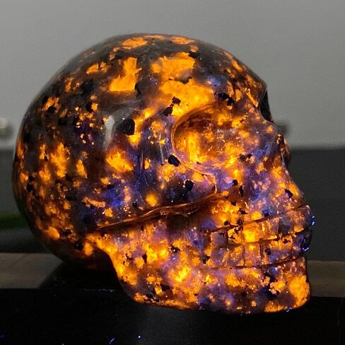 2-inch Yooperlite Skull - Natural Stone Carving, Home/Office Ornament, Halloween/Christmas Decoration, Gothic/Horror Style Decoration, 1pc, Flame-Like UV Effect in Saudi Arabia