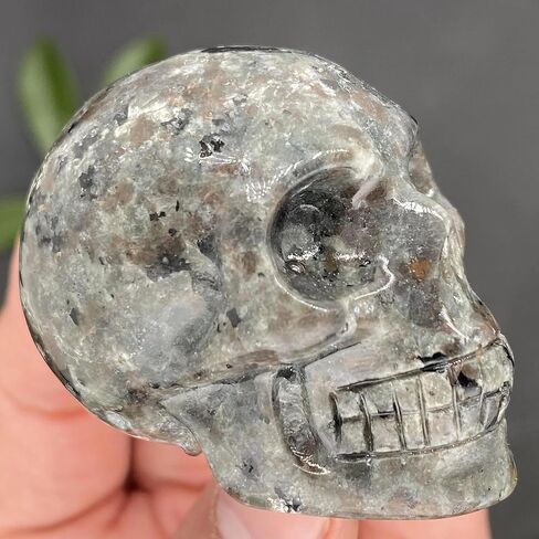 2-inch Yooperlite Skull - Natural Stone Carving, Home/Office Ornament, Halloween/Christmas Decoration, Gothic/Horror Style Decoration, 1pc, Flame-Like UV Effect in Saudi Arabia