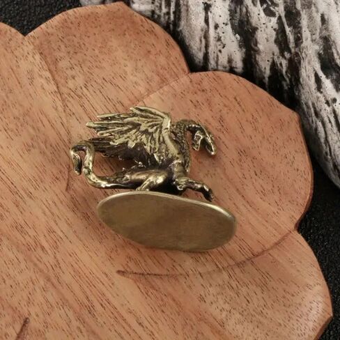 2Pcs Little Dragon Winged Dragon Brass Ornaments and Majestic Copper Dragon with Wings Figurine Bronze Micro Carved Tea Pet Ornaments in Kuwait