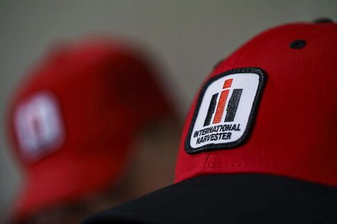 قبعة بشعار J&D Productions International Harvester IH، باللون الأحمر والأسود in Saudi Arabia