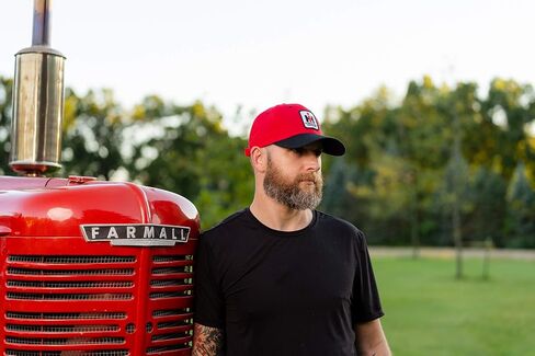 قبعة بشعار J&D Productions International Harvester IH، باللون الأحمر والأسود in Saudi Arabia