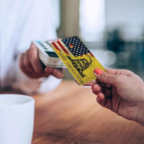 قطعتان من غلاف بطاقة الخصم Don't Tread On Me، غلاف بطاقة الائتمان Gadsden Flag Freedom لبطاقة الهوية والطالب والنقل وبطاقة البنك - مقاومة للماء، غطاء ملصق لبطاقة الائتمان الوطنية من الفينيل النحيف in Kuwait