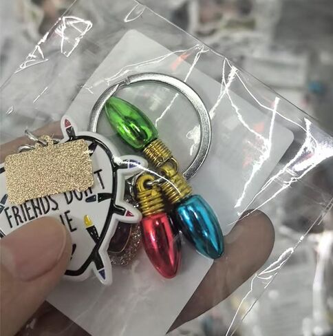 سلسلة مفاتيح Stranger Things سلسلة مفاتيح هدايا الصداقة سلسلة مفاتيح أصدقاء لا تكذب بضائع مجموعة الهالوين هدية الصداقة للأبد (قلب 1) in Kuwait